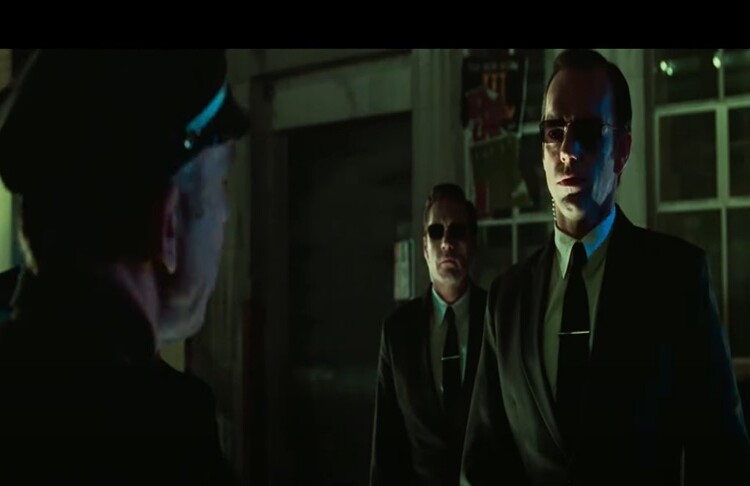 Este tema é particularmente relevante na era digital moderna, onde a linha entre o virtual e o real está cada vez mais borrada. Matrix usa essa premissa para examinar como a tecnologia pode influenciar e controlar nossas percepções, provocando uma reflexão sobre o impacto das simulações digitais na compreensão da realidade.