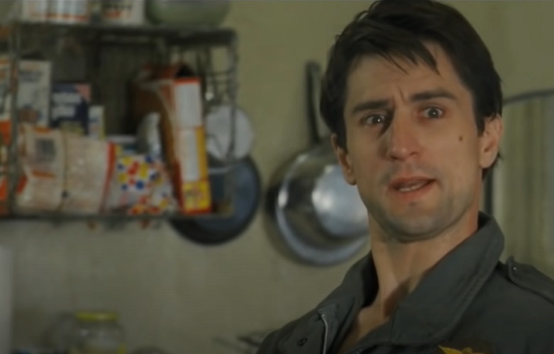 Essa é provavelmente a cena improvisada mais famosa de todos os tempo. Isso porque o ator Robert de Niro criou todo o diálogo do personagem dele conversando com o espelho. Como esquecer do: Você está falando comigo?