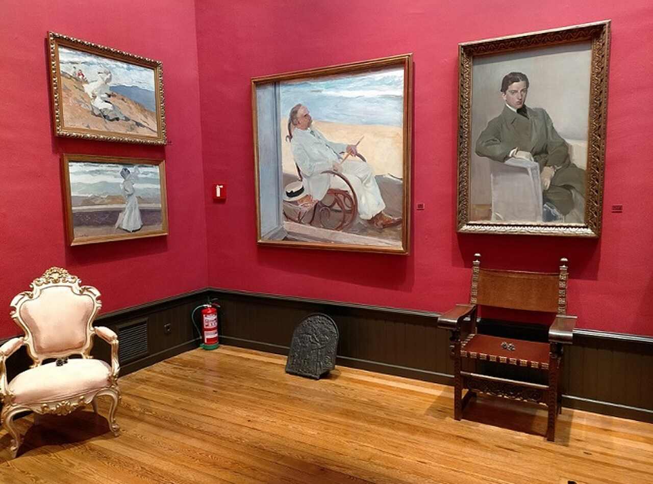Museu Sorolla - Dedicado ao pintor espanhol Joaquín Sorolla, este museu está localizado na antiga casa do artista e foi inaugurado em 1932. A coleção inclui muitas de suas pinturas mais famosas, bem como móveis e objetos pessoais, oferecendo uma visão íntima de sua vida e obra.