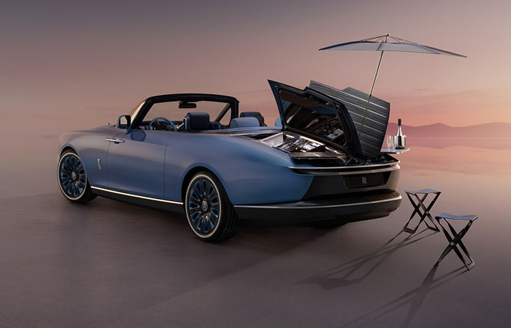 Único exemplar, feito sob encomenda.  Tem kit para piquenique banhado a ouro e espaço para champanhe, entre outros itens exclusivos. Propulsor 6.7 V12 de 570 cavalos de potência. Faz 250 km/h.