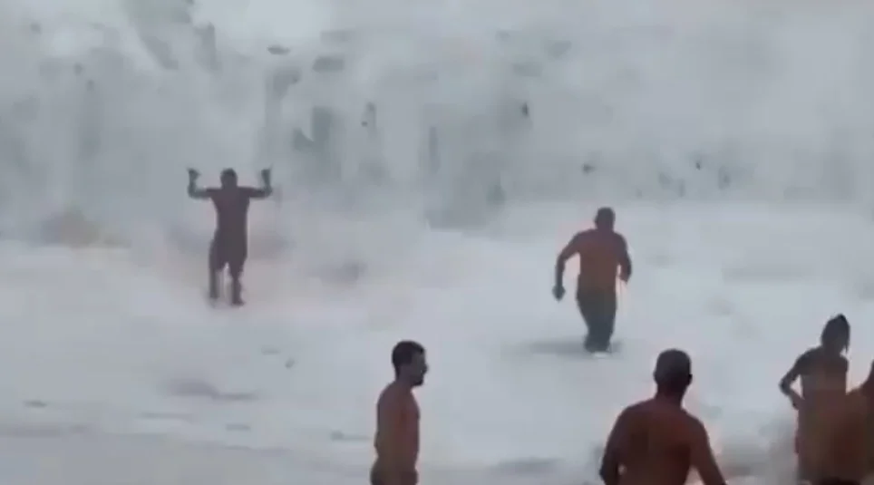 Os salva-vidas também passaram a apitar em sinal de que todos deveriam se afastar com urgência da arrebentação. 