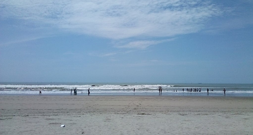 A praia Cox's Bazar, em Bangladesh, conta com um porto de pesca e ultrapassa os limites da cidade de mesmo nome. Além de ser um destino popular entre os turistas locais, ela também desperta o interesse do público estrangeiro na alta temporada.
