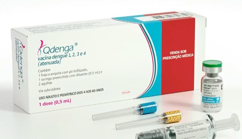 O esquema da vacina contra a dengue prevê duas doses com intervalo de três meses entre as aplicações. O público alvo prioritário é entre 10 e 14 anos. Em alguns lugares, como o Rio de Janeiro, houve ampliação para até 20 anos. 