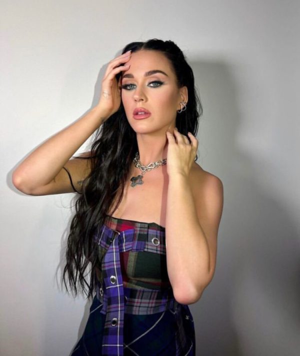 Katy Perry: Depois do lançamento do álbum Witness, em 2017, a cantora anunciou uma pausa em sua agenda para priorizar sua saúde mental e bem-estar emocional.