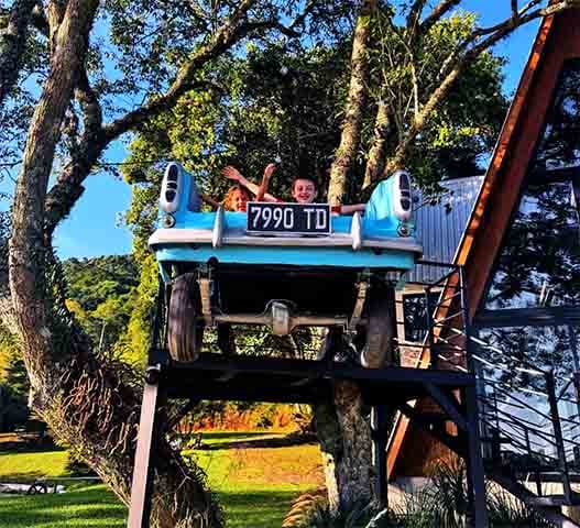 Localizada no alto do Morro São José, a Cabana Bela da Montanha transporta seus visitantes para um ambiente mágico, com decoração e detalhes que remetem ao mundo da famosa obra de ficção.