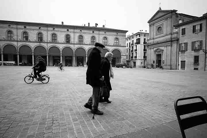 Ao longo dos séculos, a cidade passou pelo domínio de várias famílias nobres, como os Alidosi e os Manfredi, até ser integrada aos Estados Pontifícios no século 16, o que contribuiu para seu rico patrimônio histórico e arquitetônico.