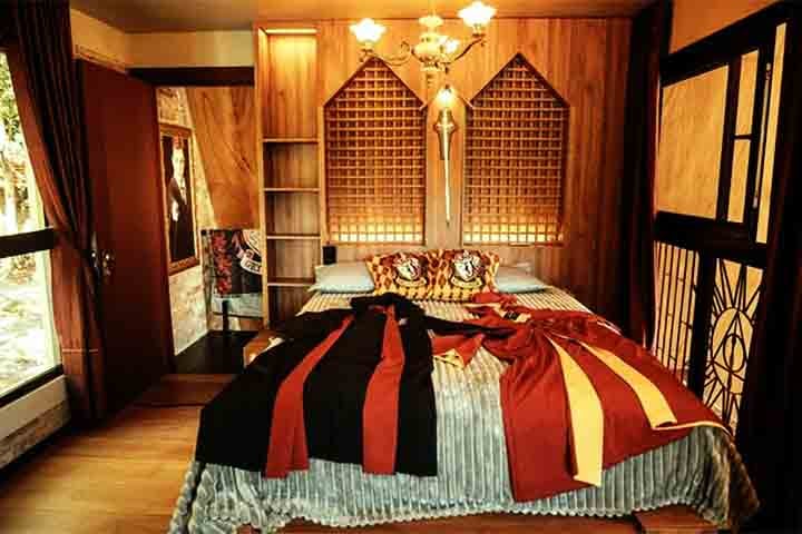 A cabana combina imersão no universo bruxo com comodidades de alto padrão.