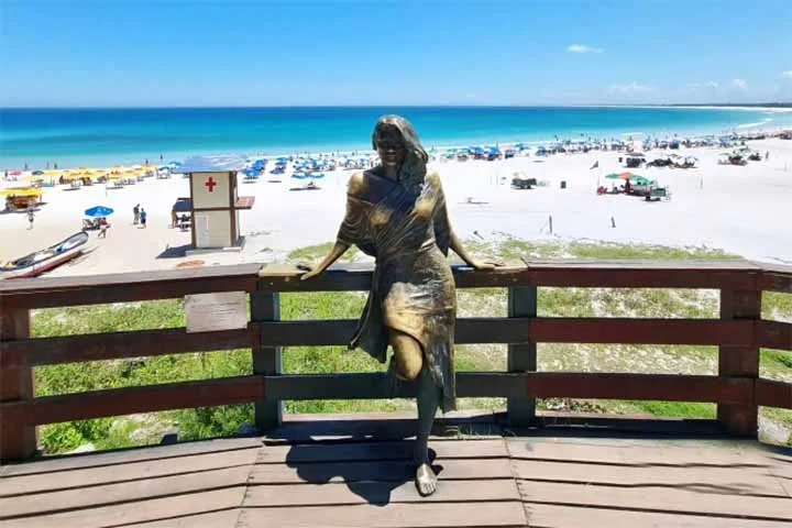 Com 40 km de extensão, a Praia Grande se destaca pela beleza e infraestrutura. Suas águas cristalinas, que variam entre azul-turquesa e verde-esmeralda, contrastam com a areia branca e fina.