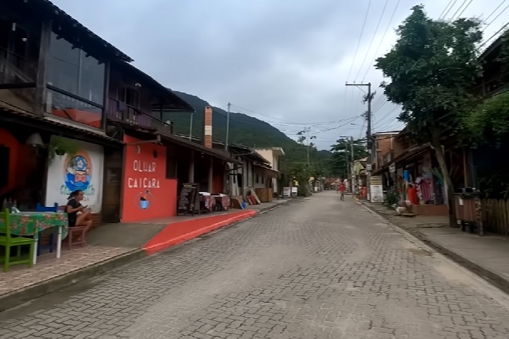 A gastronomia local, com frutos do mar e cachaça artesanal, completa a experiência, tornando a região uma das mais requisitadas do litoral brasileiro.