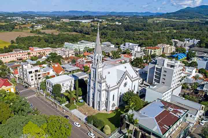 Arroio do Meio, onde a cabana está localizada, é um município brasileiro situado no Vale do Taquari, no estado do Rio Grande do Sul, a aproximadamente 126 km da capital, Porto Alegre.