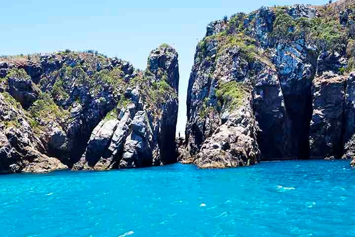 A vista do pôr do sol é deslumbrante e o local atrai turistas em busca de fotos, paz e o famoso beijo nas rochas, visto como uma bênção da natureza e da fé.