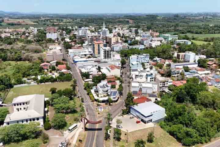  A cidade possui uma infraestrutura urbana organizada, com escolas, hospitais e comércio ativo, além de uma vida comunitária bastante participativa.