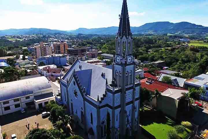 Entre os pontos turísticos de Arroio do Meio, destaca-se a Igreja de São Vendelino (foto), construída em estilo neogótico.