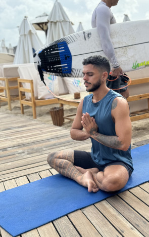 Pedro Yanda é professor de yoga no Vidya Studio