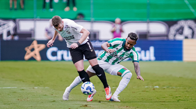 Atacante Aylon disputa lance no jogo Juventude x Ceará, no Alfredo Jaconi, pela Série A 2025