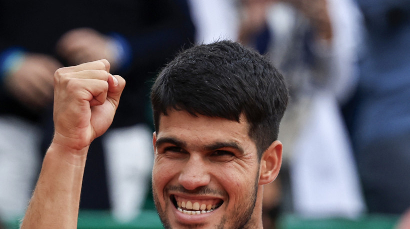 Alcaraz comemora vaga na final de Monte Carlo  (Foto: Valery HACHE / AFP)