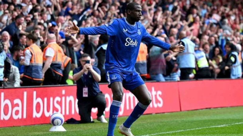 Doucouré aproveita falha do zagueiro Murillo em contra-ataque e faz o gol da vitória dos Toffees em pleno City Ground