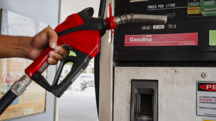 As autoridades investigam se o combustível da Refit abasteceria redes de postos de gasolina controladas pelo PCC