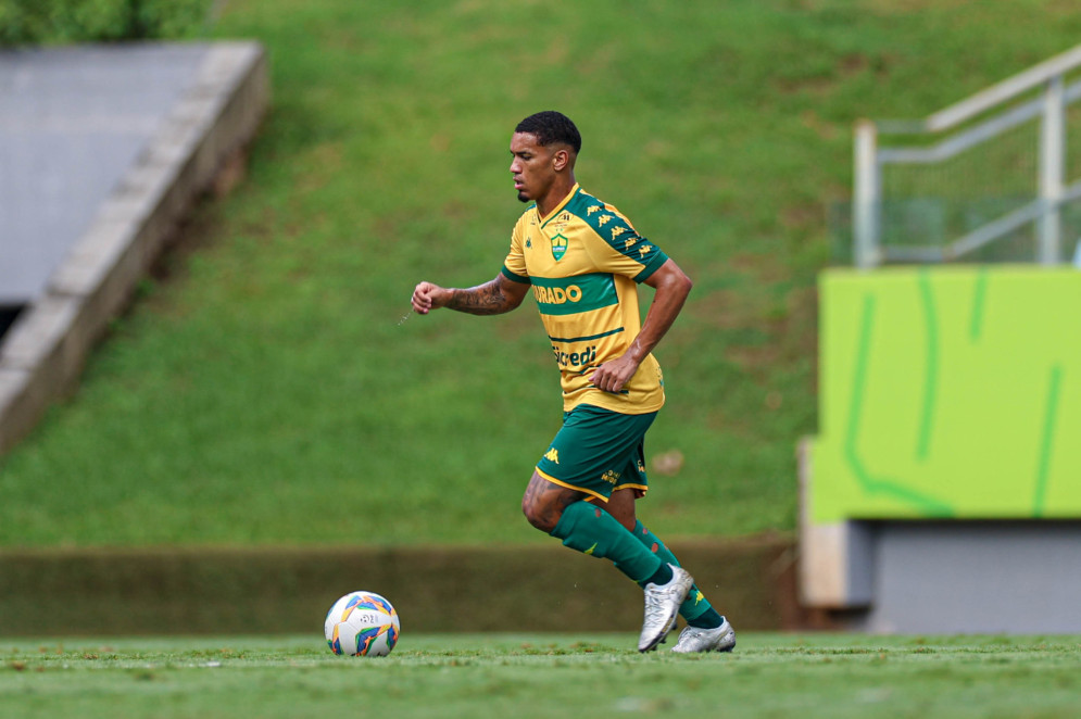 Volante Denilson no jogo Cuiabá x Sinop, na Arena Pantanal, pelo Campeonato Mato-Grossense 2025