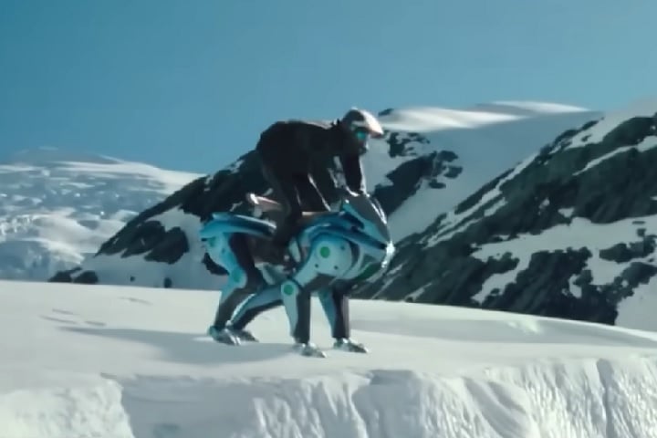 Em um vídeo publicado no canal da Kawasaki no YouTube, o robô é pilotado em florestas, na neve e em montanhas — as imagens não são reais e foram feitas por computador.