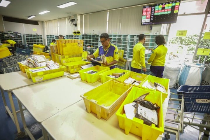 As novas regras da taxa das blusinhas preveem: 20% de taxa sobre os primeiros US$ 50; até 60% sobre o valor excedente; e um desconto fixo de US$ 20 no total da taxa de importação para compras acima de US$ 50.