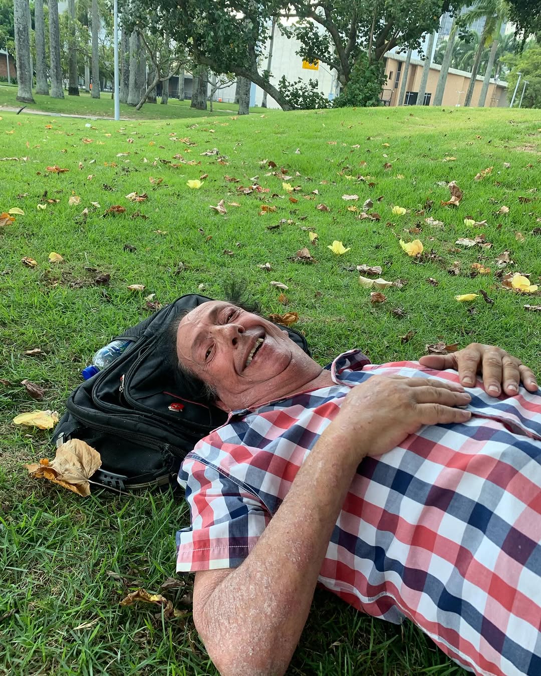 “Agora posso dormir tranquilo, seguro, com a Lolita, minha filha de quatro patas, feliz por saber que a Mel e a Preta, minhas filhas mais velhas, estarão bem também e em um espaço bom e feliz para elas, onde sempre poderei visitar”, afirmou Marcos Oliveira em sua página nas redes sociais. 
