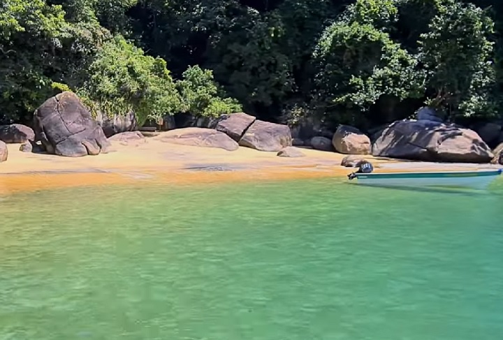 O lugar não tem quiosques, barulho de gente ou sinal de celular, somente o som das ondas e dos pássaros, além da sombra das árvores.
