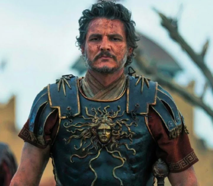 Pedro Pascal tem vivido seu auge em Hollywood. Em 2024, o ator estrelou Gladiador 2, ao lado de nomes como Paul Mescal e Denzel Washington.
