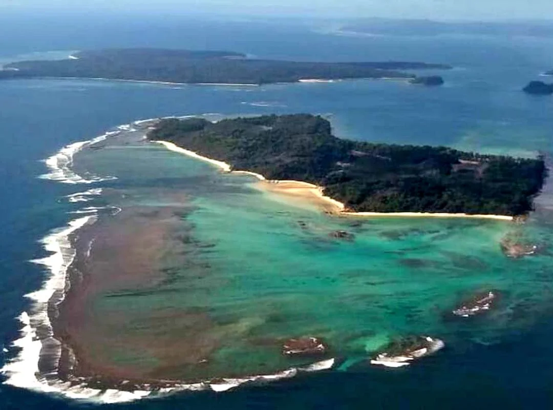 O porto da Índia continental mais próximo da Ilha de Sentinela do Norte está a mais de mil quilômetros de distância. 