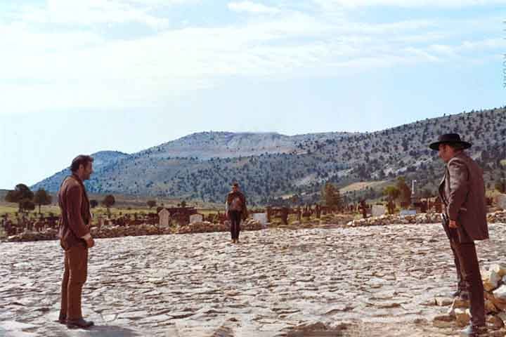 “Três Homens em Conflito” (1966) - O filme que fecha a “trilogia dos dólares” de Sérgio Leone é estrelada pelo trio Eastwood, Lee Van Cleef e Eli Wallach. O longa aparece com frequência em listas dos melhores filmes de todos os tempos. A trilha sonora de Ennio Morricone também é muito festejada pelos amantes da sétima arte. 
