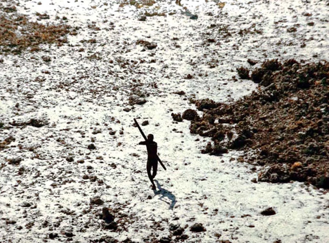 Os sentineleses vivem na Ilha de Sentinela do Norte e são avessos a qualquer possibilidade de contato com pessoas de outros lugares.