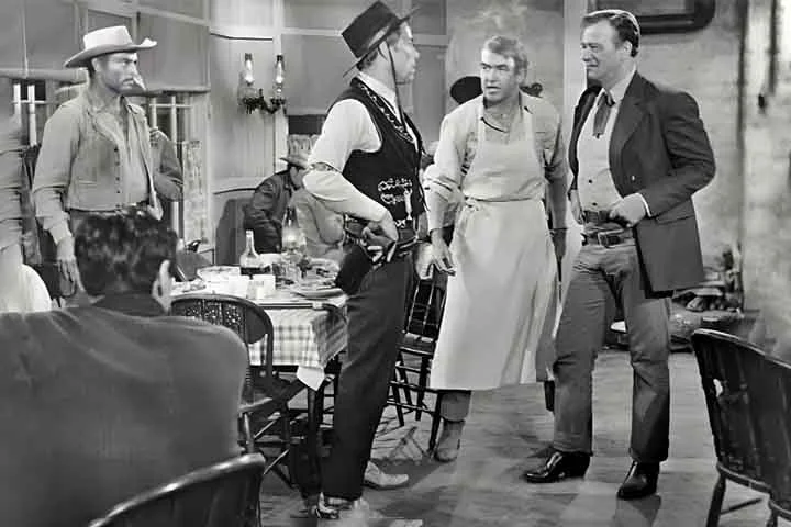 “O Homem que Matou o Facínora” - Mais um clássico de John Ford obrigatório para os amantes do gênero. A trama é liderada pelos icônicos James Stewart e John Wayne.
