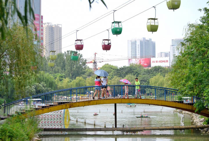 Além de um centro logístico, ela é uma cidade histórica. Isso porque Zhengzhou é um dos locais de nascimento da civilização chinesa e uma das Oito Grandes Capitais Antigas do país.