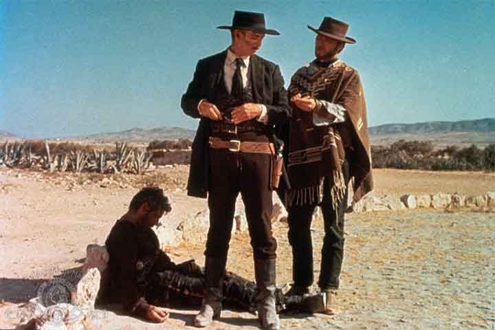 “Por uns Dólares a Mais” (1965) - A sequência de “Por um Punhado de Dólares” tem direção de Sergio Leone e novamente Clint Eastwood como protagonista. O outro astro do filme é Lee Van Cleef, que também interpreta um caçador de recompensas.
