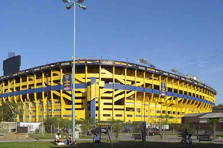 Estádio La Bombonera - Inaugurado em 1940, La Bombonera é o estádio do clube de futebol Boca Juniors e um ícone do esporte argentino. Conhecido por sua acústica e atmosfera intensa, é um ponto de peregrinação para os amantes do futebol.