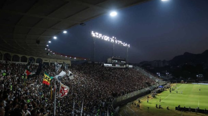 Maior ídolo da história do clube completaria 71 anos neste domingo; Torcida cantou parabéns após o fim do jogo