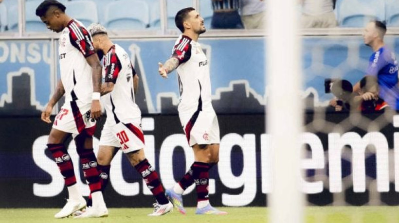 Uruguaio faz os dois gols do triunfo por 2 a 0 sobre o Imortal em Porto Alegre e passa a dividir a artilharia da competição