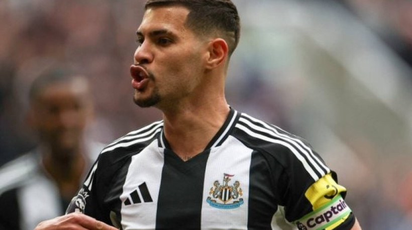 Em casa, atuais campeões da Copa da Liga Inglesa vencem rival e assumem a quarta posição na tabela do Campeonato Inglês