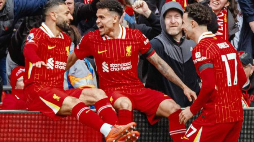 Reds levam susto no fim, mas garantem vitória em Anfield; time abre contagem regressiva pelo título do Campeonato Inglês
