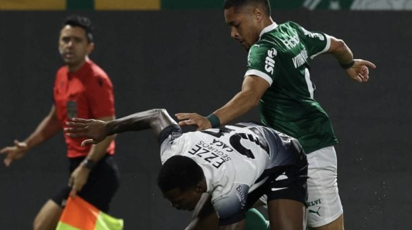 Atacante chegou a balançar as redes pela terceira vez no jogo, mas arbitragem apontou participação de Gustavo Gómez, impedido