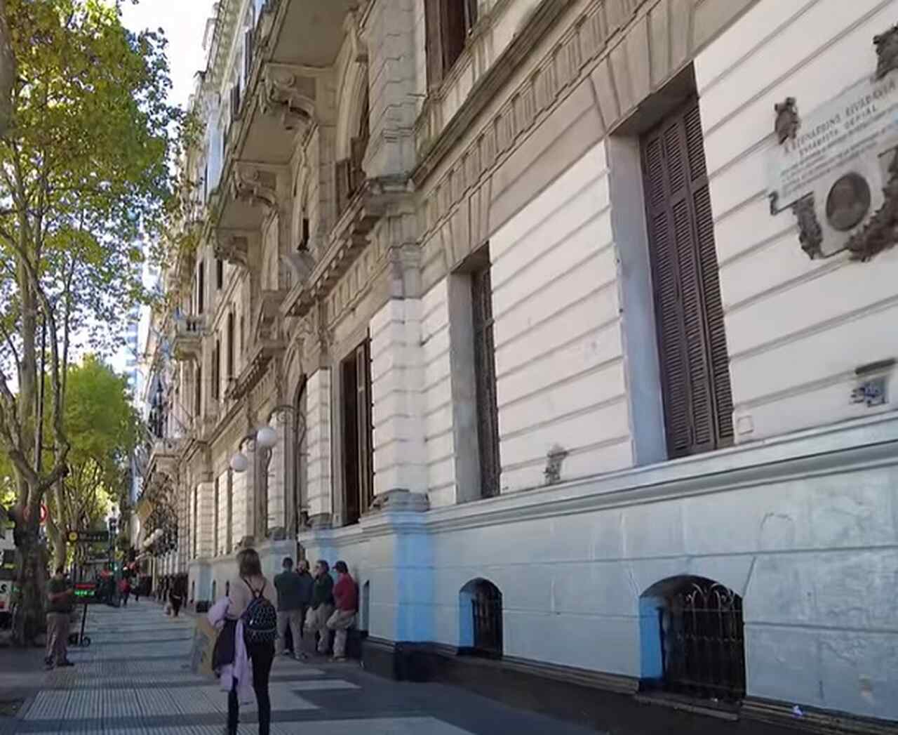 Avenida de Mayo - Inaugurada em 1894, a Avenida de Mayo conecta a Plaza de Mayo ao Congresso Nacional. Com arquitetura inspirada em Madrid, é famosa por seus cafés históricos, como o Tortoni, e por sua importância política e cultural.