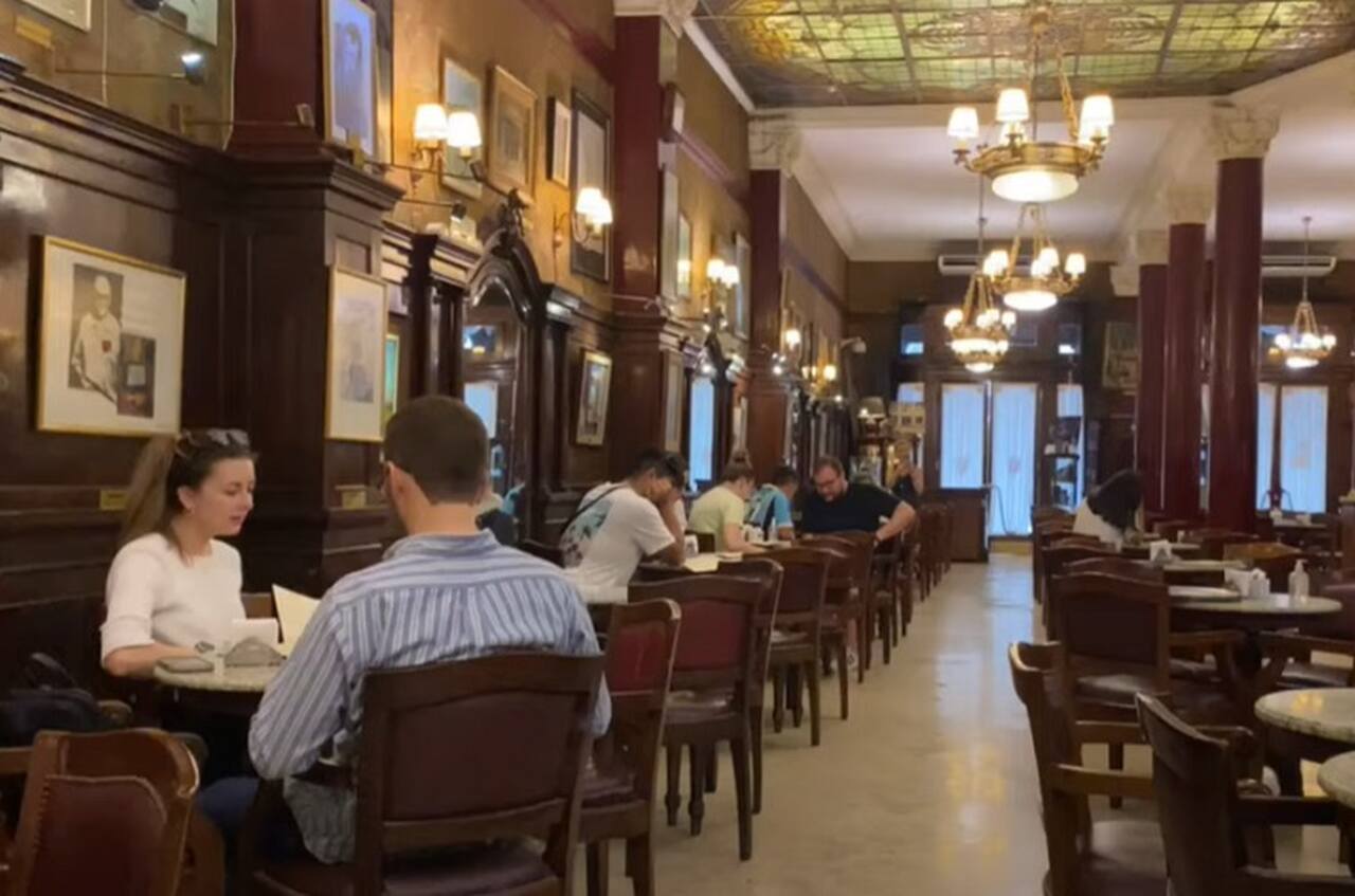 Café Tortoni - Fundado em 1858, o Café Tortoni é o café mais antigo da Argentina e um ponto de encontro histórico de intelectuais, artistas e políticos. Localizado na Avenida de Mayo, preserva sua decoração original e oferece shows de tango.