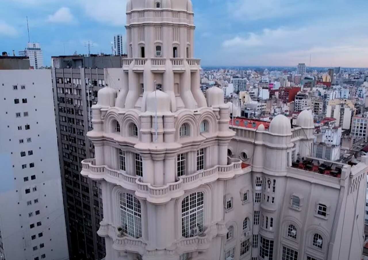 Palácio Barolo - Inaugurado em 1923, o Palácio Barolo é um edifício único inspirado na Divina Comédia de Dante Alighieri. Localizado na Avenida de Mayo, foi o edifício mais alto da América Latina até 1935.