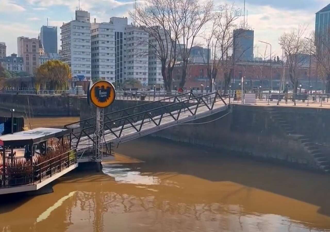 Puerto Madero - Puerto Madero é um dos bairros mais modernos e sofisticados de Buenos Aires. Desenvolvido nos anos 1990, é conhecido por seus arranha-céus, restaurantes luxuosos e o famoso Puente de la Mujer, projetado por Santiago Calatrava.
