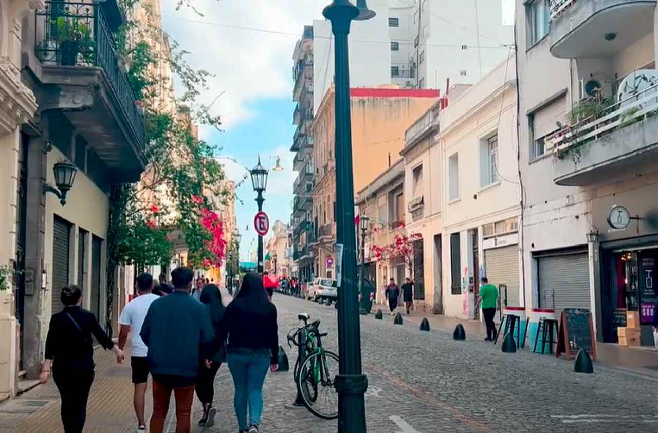 San Telmo - Um dos bairros mais antigos de Buenos Aires, San Telmo é conhecido por suas ruas de paralelepípedos, mercados de antiguidades e forte tradição de tango. Sua história remonta ao século XVII.