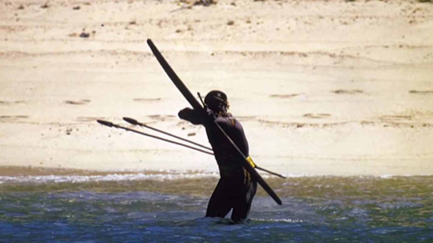 Outro episódio que teve repercussão envolveu um diretor da Nationa Geographic. Em 1974, ao tentar fazer filmagens na ilha com sua equipe, ele foi alvejado na perna com uma flecha. 