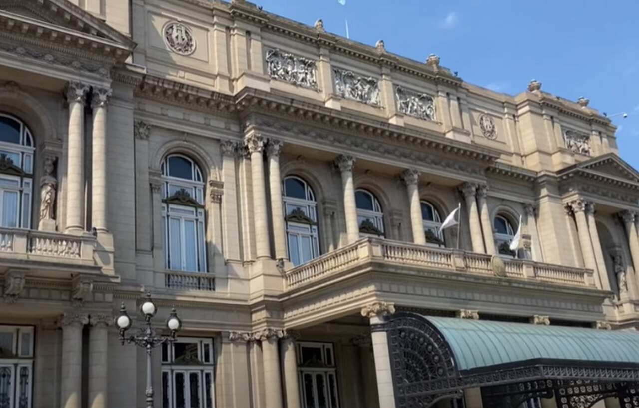 Teatro Colón - Considerado um dos melhores teatros de ópera do mundo, o Teatro Colón foi inaugurado em 1908. Sua acústica impecável e sua arquitetura neoclássica e renascentista fazem dele um ícone cultural.
