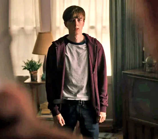 O ator, de 24 anos, ficou conhecido pelo papel de Jeffery Augustine, na série Riverdale. No dia 31/3/2020, ele deu tiro na nuca da mãe, Barbara Waite, quando ela tocava piano em casa. Barbara tinha 64 anos. Ele usou uma arma calibre 22 para o crime. 