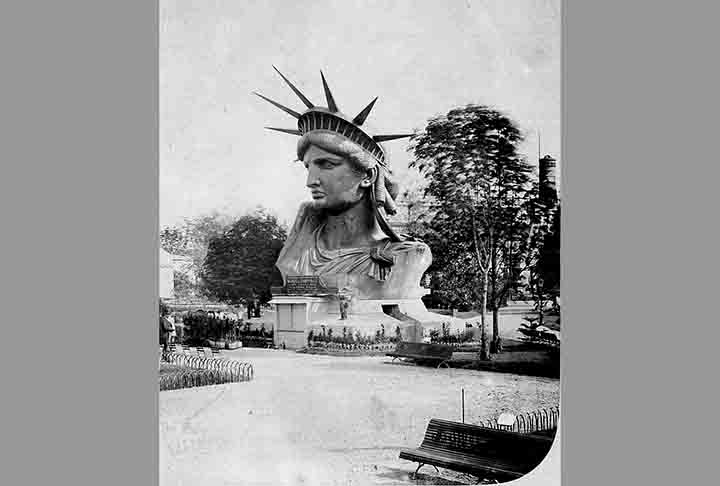 Com isso, a estátua foi inicialmente programada para ser finalizada em 1876, no 100º aniversário da Declaração de Independência da América. No entanto, a arrecadação de fundos, que incluía leilões, uma loteria e partidas de boxes, atrasou a inauguração do monumento.