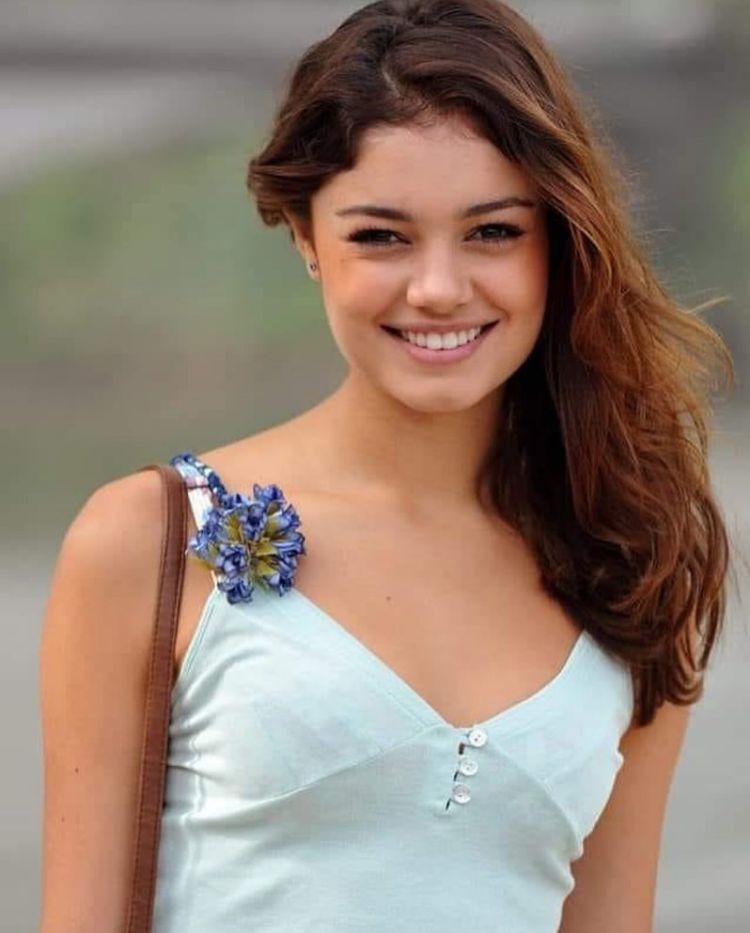 Sophie Charlotte - Quem se acostumou a ver a atriz atuando em diversas novelas nem deve imaginar que ela não é brasileira. Filha do brasileiro José Mário da Silva e da alemã Renate Charlotte Wolf, Sophie é natural de Hamburgo, Alemanha. Ela veio para o Brasil aos sete anos de idade.